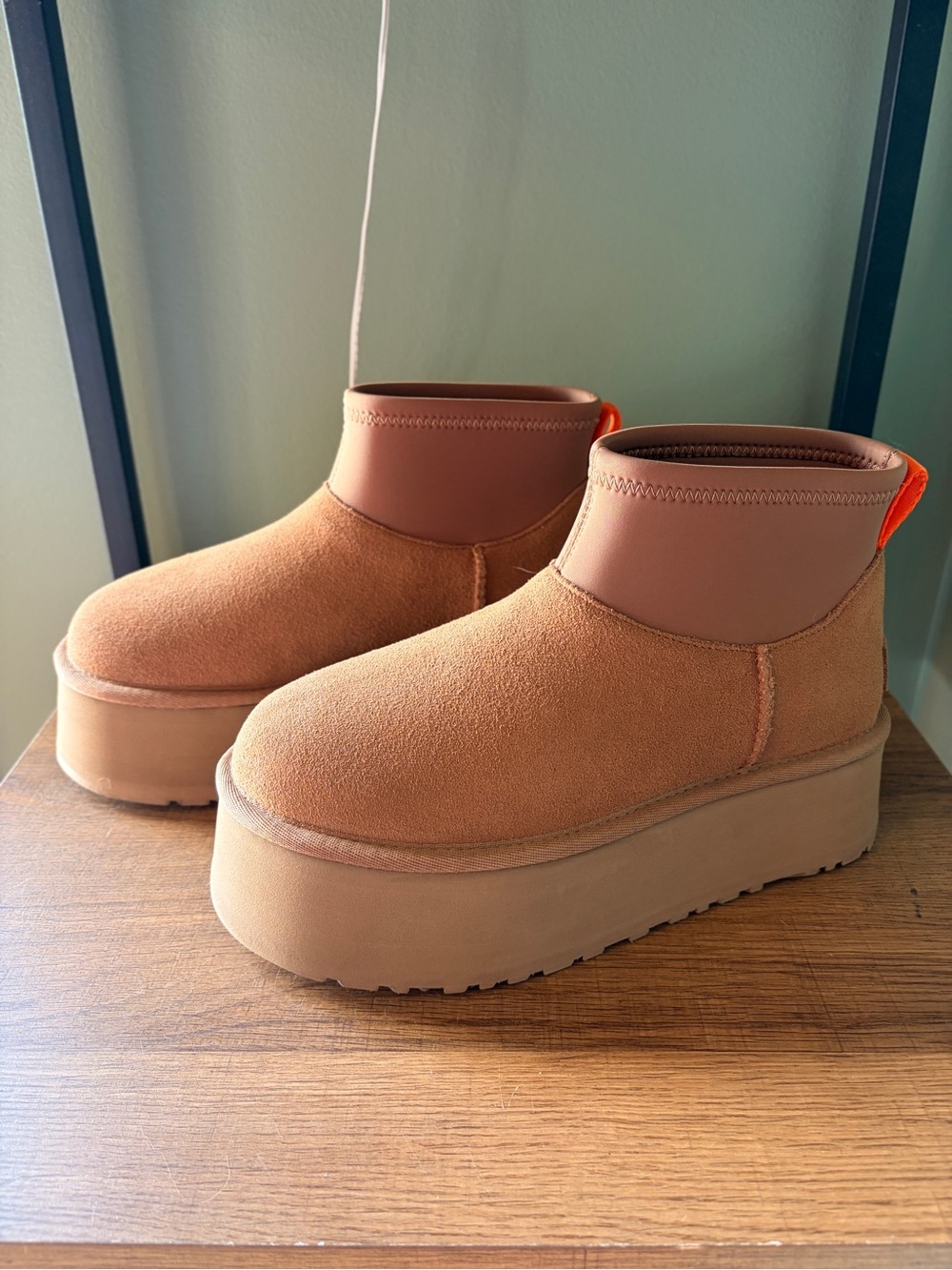 *New* UGG Classic Mini Dipper Platform Boots Size 6